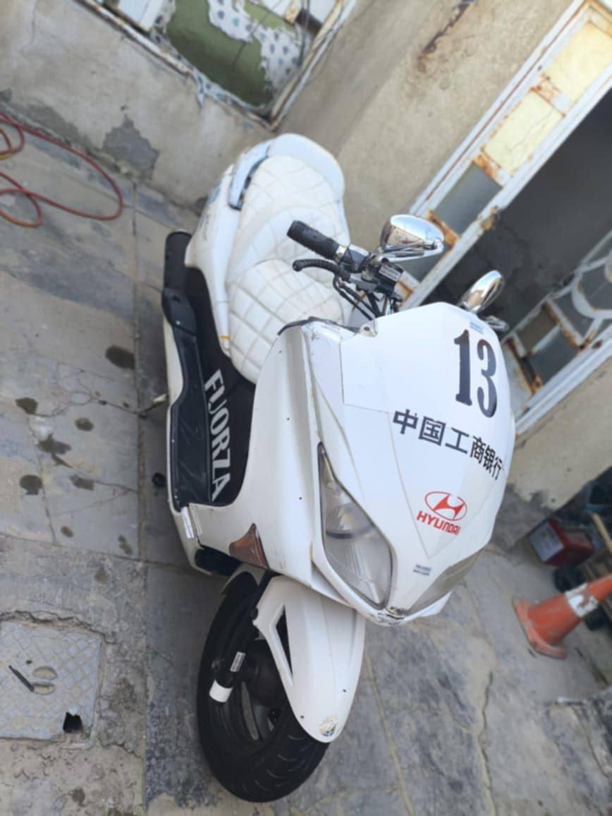 السلام عليكم
فورزا 08بصمه الدراجه متروكه أبيع جوم حديد عنواني ديوانية شارع 30حي العسكري متواجد فيس.  واتساب. *********** السعر 300وبيه مجال
