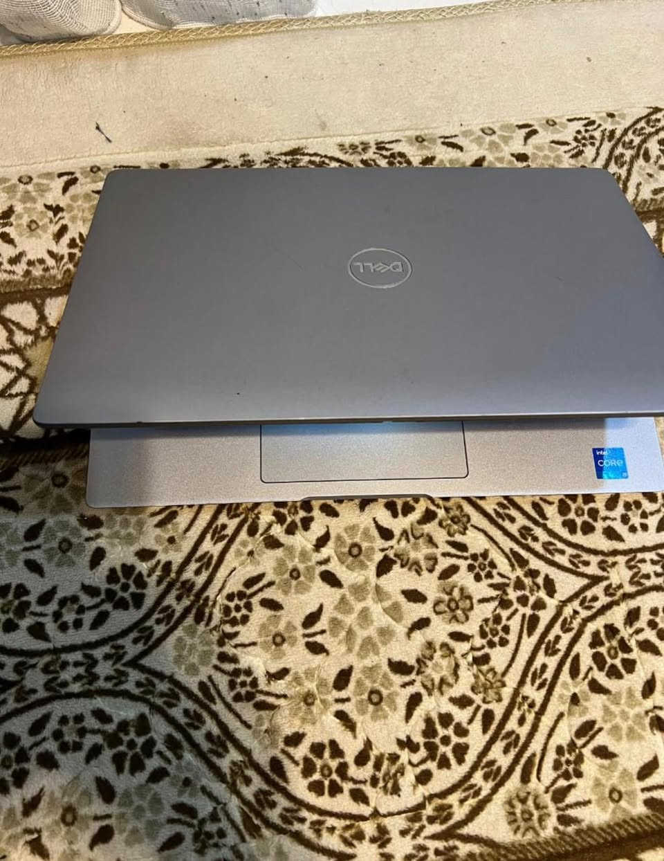 عندي لابتوبDell سوبر سلم جيل حديث استخدام شهرين آخو الجديد 

سبب البيع عندي قسط  سعر جوا المناسب 

لابتوب ديل بتصميم عصري وأنيق، "أخو الجديد" مستخدم لفترة بسيطة جداً ومكفول من أي عيب أو تصليح.

⚙️ المواصفات التقنية:

• المعالج: Intel Core i5 (الجيل 11) بتردد يصل إلى 3.00GHz - أداء قوي جداً.

• الذاكرة (RAM): سعة 8GB (قابل للتطوير حتى 64GB).

• كارت الشاشة: Intel Iris Xe Graphics (أداء رسومي ممتاز للألعاب والبرامج).

• التخزين: 256GB SSD NVMe (سرعة فائقة في التشغيل ونقل البيانات).

• الشاشة: 14 إنش بدقة عالية الوضوح.

• المنافذ: (USB-C, HDMI, USB 3.0, AUX).

🚀 كفاءة الأداء:

• للعمل الهندسي والتصميم: يشغل بكفاءة (AutoCAD, Photoshop, Revit, Premiere).

• للألعاب: يشغل (GTA V, PUBG, Fortnite) وغيرها بإعدادات مناسبة.

• للدراسة والبرمجة: مثالي جداً بفضل وزنه الخفيف (Super Slim) 

وسرعة استجابته

.

💰 السعر: 385,000 دينار عراقي (فقط)

للتواصل خاص


**إذا كنت صاحب هذا الإعلان وتريد حذفه لأي سبب، رجاءا أرسل رسالة إلى الدعم الفني**