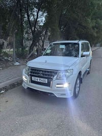 باجيرو 2015  مكفوله من الصبغ حبتور بيه فقط بارد ب أماكن فقط قليله  كير...