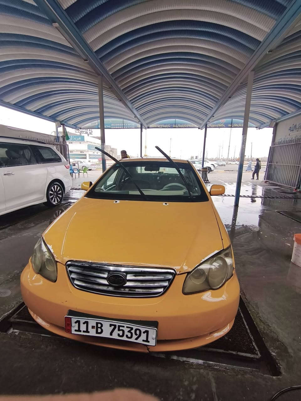 موديل 13 سوينه ساقطه صارله 2شهرين ب اسمي السياره كير ومكينه مكفولات ضربته باب سايق وشويه من باب الصدر نفسهن مصبوغات سياره تخبل جاهزه من كلشي  
سعر ٤٨ 
***********
