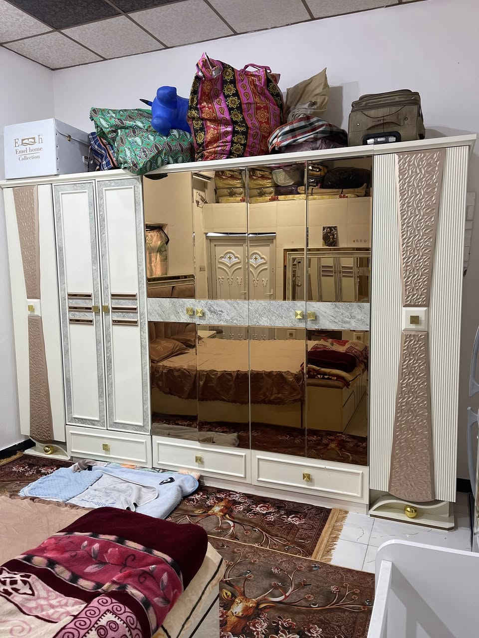 غرفه جديده وفخمه 

الغرفه نضيفه مثل ما واضح بالصوره مرتبه ونضيفه والقطع كلهن موجودات وبحاله جيده تركيا الغرفه الي حاب يشتري يتفضل وتساب ***********
