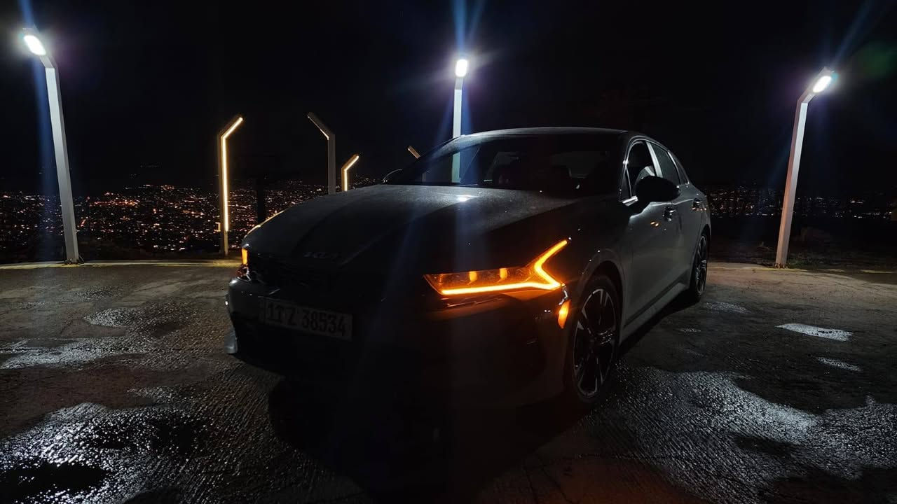 للبيع او مراوس حسب القناعه
عندي K5 GT-Line موديل 2024، لون سمنتي
ماشية فقط 21 آلاف كيلو
حره باسمي رقمها بغداد الجديد 

📌 المواصفات:
• محرك 1600 تيربو اقتصادي وقوي
• تشغيل بصمة + تشغيل عن بعد
• شحن لاسلكي للهاتف
• شاشة كبيرة 
• رادار جانبي وخلفي + مراقبة النقطة العمياء
• رادار الخطوط + قيادة ذاتية عالخطوط
• مقاعد جلد اسود + كرسي كهرباء
• ستيرن حرف D + كير أوتو وعادي
• أنظمة قيادة (Smart - Normal - Sport - Custom)
• مانع انزلاق + نظام ABS
• AUTO HOLD + AUTO BRAKE
• شاشة أعطال + كشافات أمامية + لايتات LED ثلاث عدسات
• نظام ملاحة + خرائط مدمجة
• حساسات كفرات + إشارات مرايات
• أندرويد أوتو + AUX + USB + بلوتوث
• تحكم كامل من الستيرن
• ويل كروم لون مميز
• دبل جام يعني العزل فول
• AWD
• بدون بانوراما 

🚗 الحالة:
• الضرر: حادثها جانبي بجم كبس بابين سكن مبدلات بلادي السياره بدون قطره صيغ
شرط تفحص سونار وين متريد 
📍 الموقع: بغداد - السيديه 
السعر  💸 
(20,000$) وبيها مجال بسيط
اذا معجبتك السياره اترك كلمه طيبه 

للاستفسار ***********
