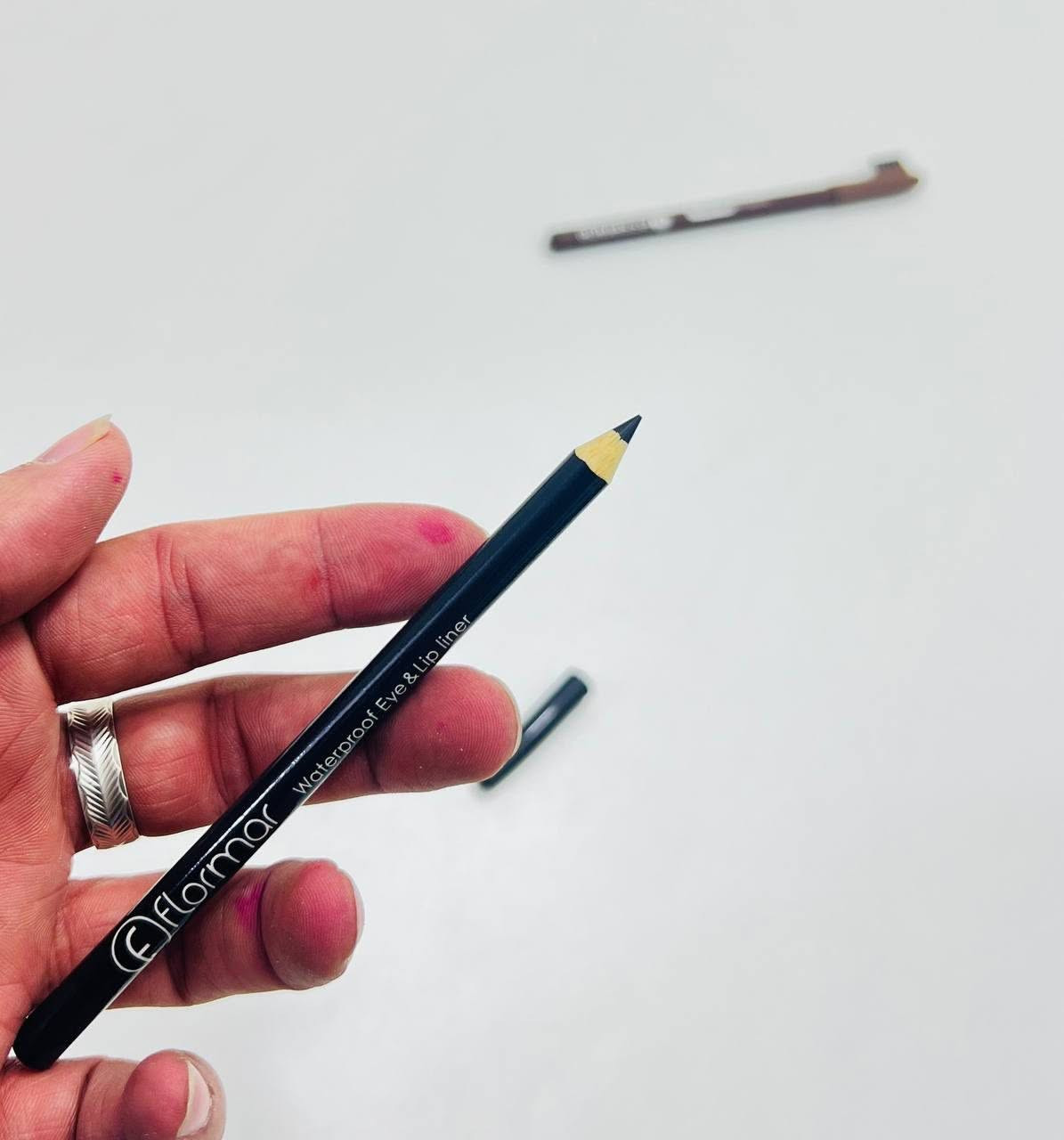 قلم كحل فلورمار Ultra Black** يتميز بلونه الأسود العميق وتركيبته الناعمة والون البنيً التي تنساب بسهولة على البشرة، مما يمنحك تحديدًا دقيقًا وثباتًا يدوم طويلًا! ✨ سواء كنتِ تبحثين عن إطلالة طبيعية أو مكياج درامي، هذا القلم هو خيارك المثالي! 💖

🔹  قلم كحل أسود فائق الجودة، يمنحك لونًا غنيًا وثباتًا يدوم طوال اليوم، مع تطبيق سلس ومريح.  

السعر خاص🤍

توصيل كافة محافظات العراق 🚗

#فلورمار #كحل #مكياج_عيون #اسينس #حواجب #essence #بنات #عراق #بغداد #نجف #صالون


**إذا كنت صاحب هذا الإعلان وتريد حذفه لأي سبب، رجاءا أرسل رسالة إلى الدعم الفني**