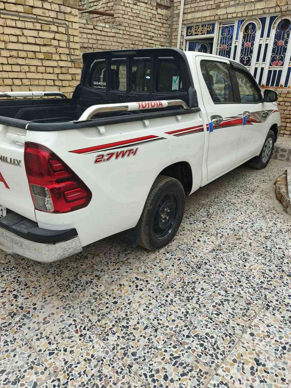 سلام عليكم تيوتا هيلوكس البيع موديل 2024 مكفوله كفاله عامه كير عادي ماشيه 62الف ميل  سعر 255 وبيها مجال مكان سياره ميسان العماره ***********
