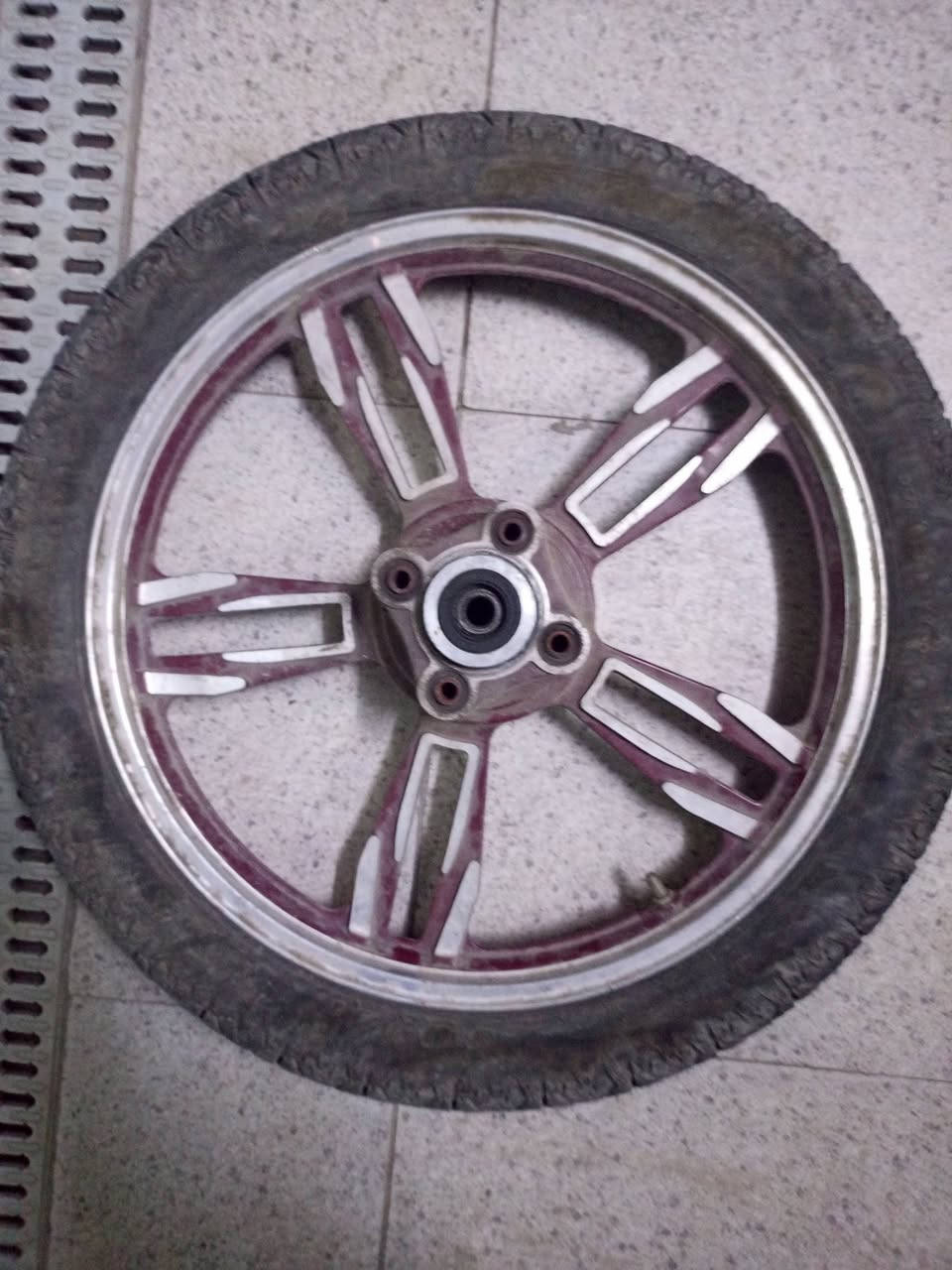 السلام عليكم غراض ايراني للبيع الويل أبو التاير كامل منفوخ السعر 75 الف قفل بغداد حي العامل للاستفسار ***********
