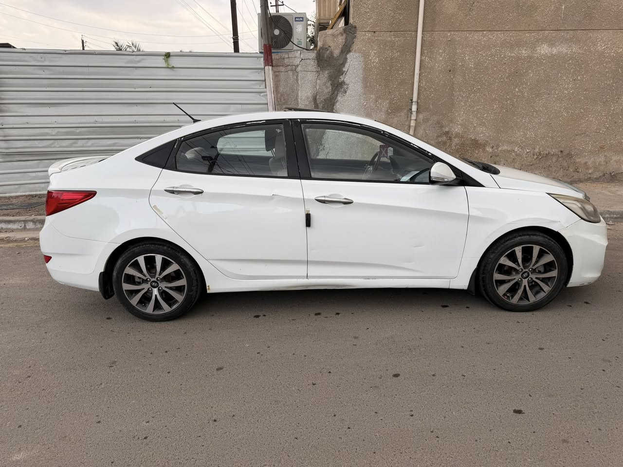 اسلام عليكم اكسنت خليجي موديل 2016 رقم بابل باسمي تحويل ثاني يوم مكان السياره بغداد او بابل 
فول مواصفات بيهه طخه خفيفه بلباب وجاملغ لخلفي شخط وصابغين على كدهن فقط مابيهه اي حادث مكينه كير تبريد كله مكفول السياره ماشيه 120 الف كيلو سعرهه 107 وبيهه مجال اي ستفسار اتصل عل رقم ***********
