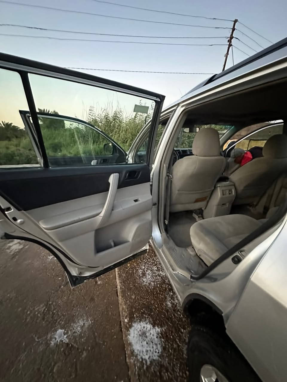 سلام عليكم. للبيع
هايلندر مديل 2010 

رقم بغداد بسمي مشروع وطني 

الون رصاصي 

مكينه 6 سلندر المرغوب 

تبريد تدفئه جاهزه من كلشي

شاشه تحكم استيرن 

كامره دواره

فتحه بل سقف 

تخم تاير جديد 

كشن السايق كهربائي 

7راكب تبريد ٣قطع 

بيها صبغ جمرلوغ والبنيدً جراد وعندي صورها قبل الصبغ يعني قطعتين صبغ   سياره جاهزه من كل النواحي ومتعوب عليها مال بيت استخدام شخصي 

السعر 150وبيهاً مجال بصيط

مكان السياره ديالى

***********
