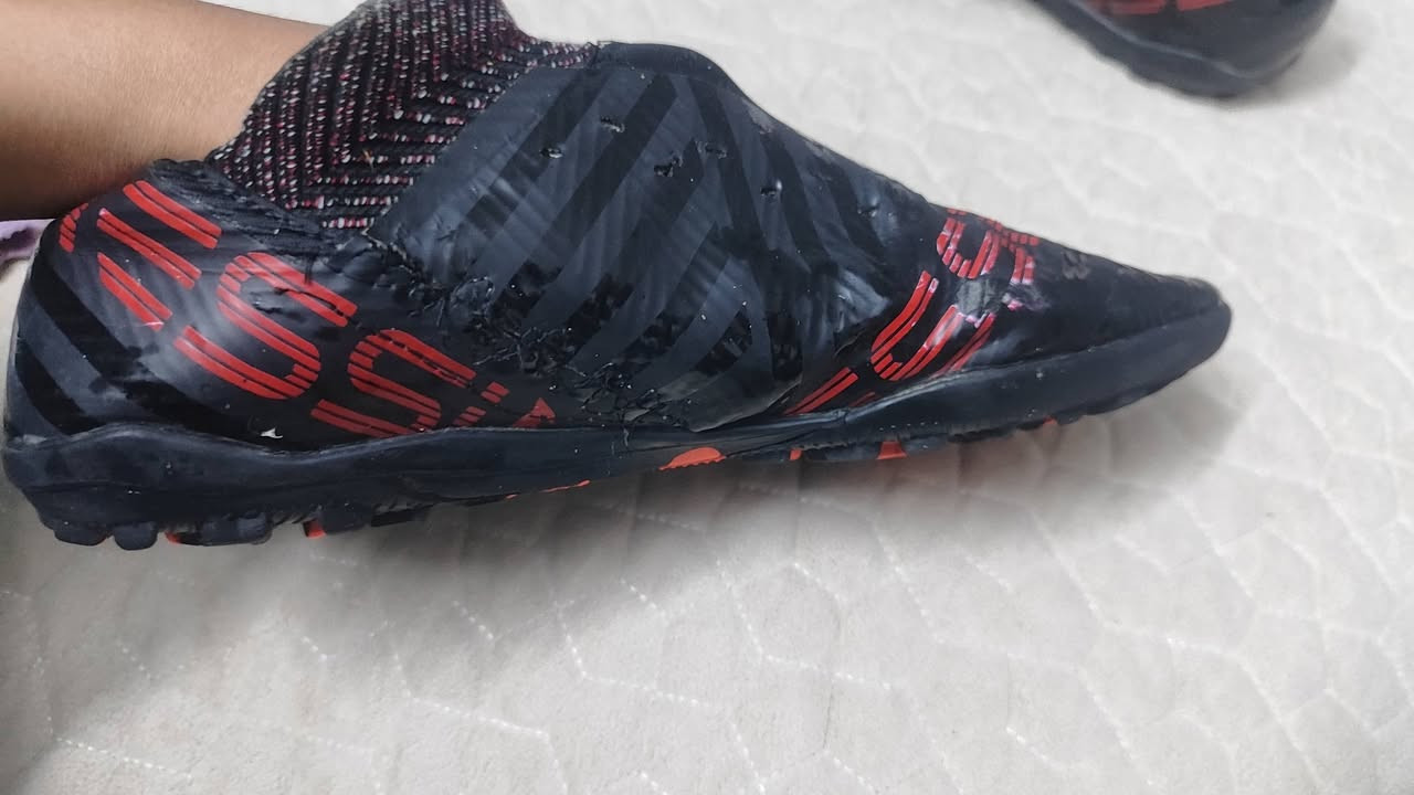 السلام عليكم حبايب توفر حذاء مسي بل لون الاحمر والاسود قياس بوش يعني من 40 لل42  هوا نفس الحذاء بي عيب بسيط خياط بصفحت الحذاء لغرض تقويه المنطقه وتكدرون شوفون الحذاء من جوه ممسوح يعني مامستخدم ونضيف 
السعر 15 الف مع توصيل ويا هديه جواريب اديداس هم لون اسود واحمر وتدللون توصيل لجميع المحافظات العراق تواصل خاص او واتساب ***********
