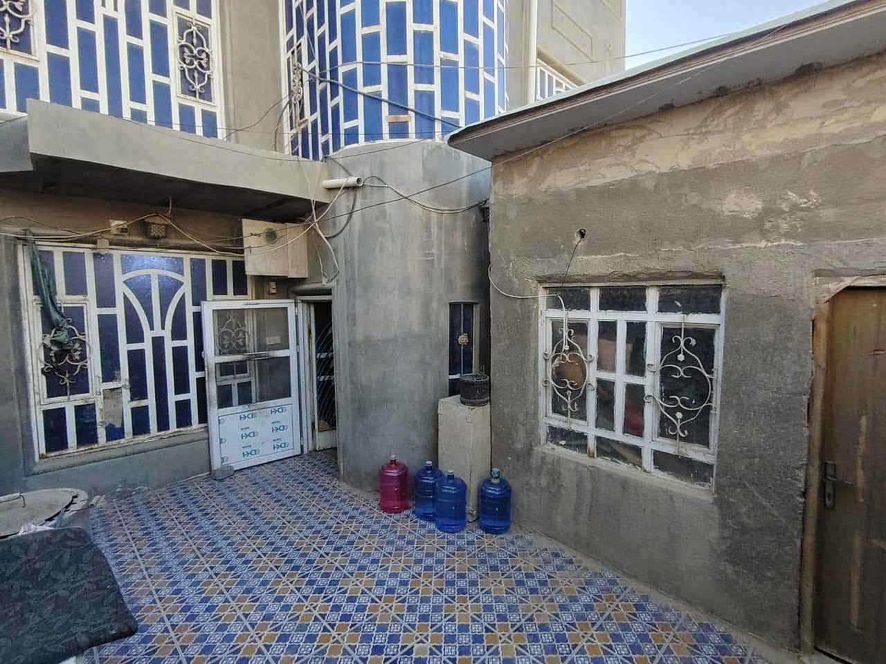 #دار_سكن_للبيع🏠 
___
⭕العنوان :حي العسكري الثانيه 
⭕ قرب حسينيه ام البنين
-------------------------------------
✨طابقين 
✨اعكاده

♦️المساحة : 214م²

--------------------------------
✨ تفاصيل البيت ✨
____
⭕الطابق الأول : استقبال وصاله ومطبخ  وصحيات وطارمه 
⭕الطابق الثاني :غرف عدد اربعه وصاله 

---+-+++

للاستفسار 
____
عنواننا ✍🏻
🔹شارع ستين مقابل صيدليه كبسولة

للاتصال ☎️
____
***********
