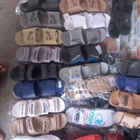 اخواني جميعا عندي تصفيه محل شحاطات ونعالات للبيع هذآ رقمي بيه واتساب٠٧...
