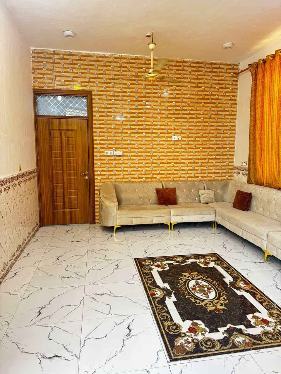 سلام عليكم دار للبيع مساحه 200 متر ركن طابوك جمهوري عنوان الحولي مال ابو مهدي المهندس عل حولي يتكون من كراج كبير وحديقه كبيره وستقبال وصاله وغرف عدد 2 وصحيات خارج والداخل وصاله فوك والصطح فرشي وملبوخ جاهز من كلشي تجي وتكعد بي كبل مفوض بل طابو عرض شارع 15 متر يبعد عن طريق زوار 80 متر التواصل (***********) (***********)
