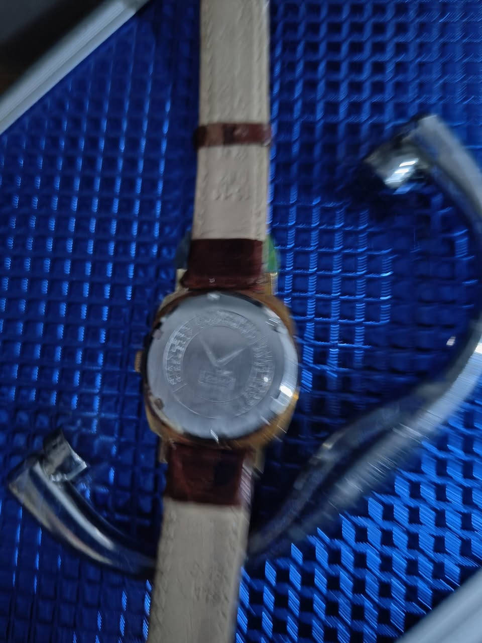 السلام عليكم
نظافه تامه اوتو إنتاج قديم 
سعرها 125 دولار


**إذا كنت صاحب هذا الإعلان وتريد حذفه لأي سبب، رجاءا أرسل رسالة إلى الدعم الفني**