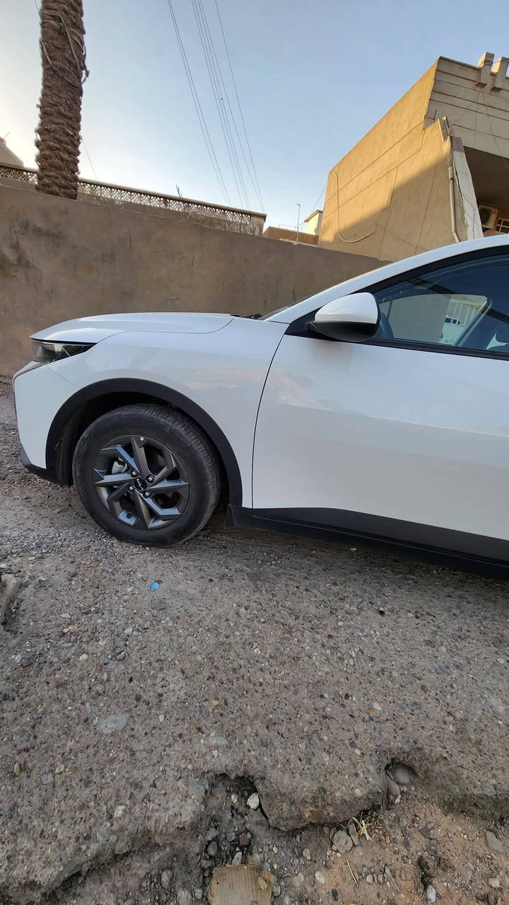 للبيع KIA K3 مكسيكي دولية موديل 24 ... سيارة بيها فقط جاملخ الايمن وشويه من بنيد فقط..مواصفات محرك (1.6) .. كير سيارة AT .. حساس امامي وخلفي .. كاميره خلفية دواره . ومثبت سرعة ... سعر 155 ورقة .. رقم بغداد .. وبأسمي سيارة .. اتصال او واتساب ...***********
