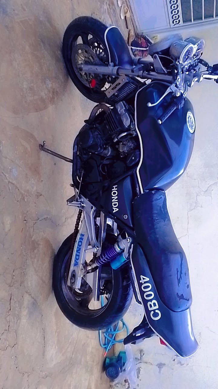 سلام وعليكم بطحه 400 سيبي فور فور دراجه نضيفه عايزها ترتيبات بصيطه كهربائيات شغاله الدراجه مفتوحه يرهم مراوس او بيع سعر 900 مستعجل عل بيع مكلف بل نشر ***********
