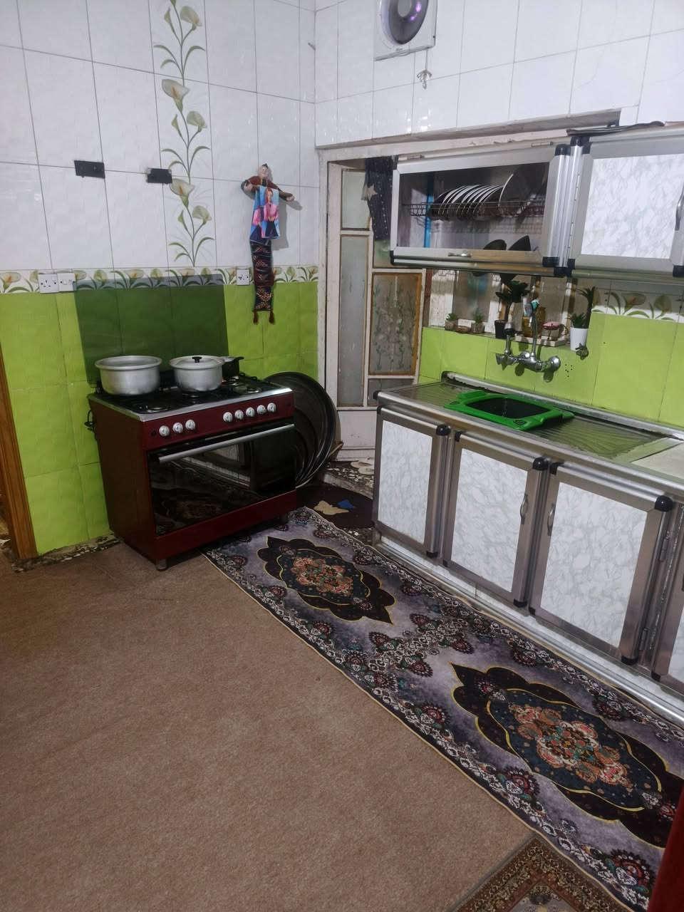 السلام عليكم دار البيع العنوان زوير شارع سيد علي قرب ملعب زوير المساحه 100م يحتوي على صتقبال وهول ومطبخ وغرفه حمام داخلي مجمع صحيات وحمام خارجي الطابق الثاني غرفه واحده البيت على الشارع التبليط بلباب السعر 85 الستفسار ***********
