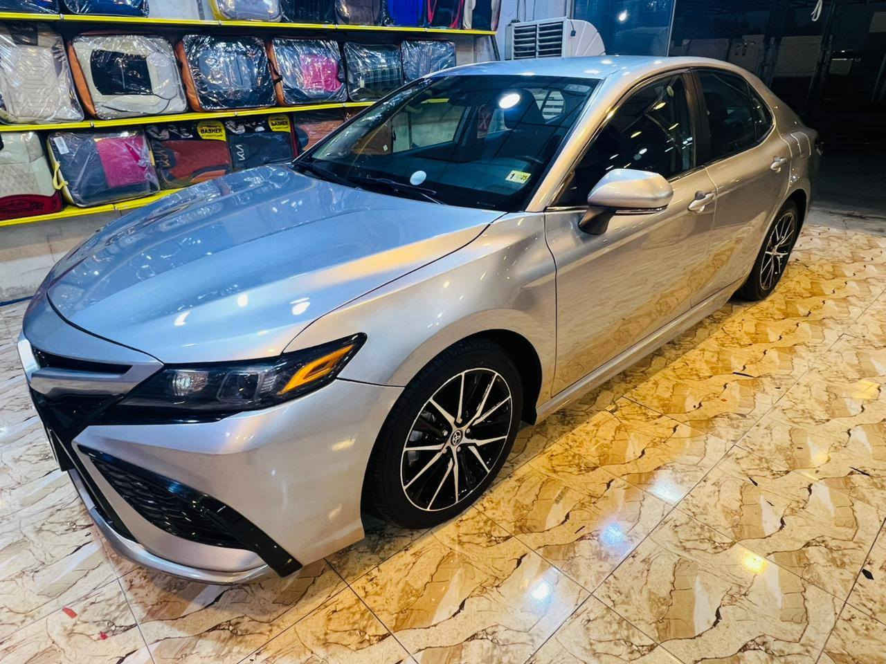 كامري وارد أمريكي 2024.. SE... لون سلفر... رادار.. تحديد مسار.. مانع اصطدام... شفتات ستيرن... سبورت..
رقم انبار انكليزي.. حرة تحويل ثاني يوم... ماشية 29000 ميل... موجودة  بالرمادي... 
ضررها بنيد وجاملغ...
السعر 190 ورقة
***********
