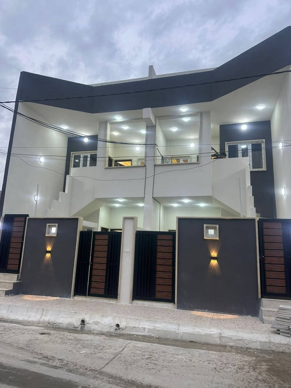 سلام عليكم بيت للبيع المساحه 100 متر طابقين معزول الطابق الأول عن الثاني البيت زيرو تسليم فوري بناء حديث نضام اقساط عشرين سنه
السعر 105 مليون مقدمه 70 مليون والباقي أقساط عشرين سنه للتواصل على الرقم *********** (***********
