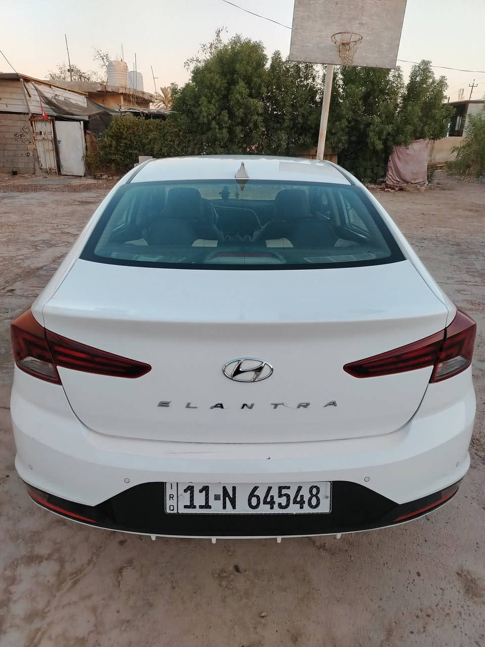 السلام عليكم  
الانترا2020 خليجي ((السعر)) 160 بيها مجال 
رقم بغداد نكليزي بسمي هزه وسنويه جديده لحد 2032
السياره بيها بارد ثنين كلش زغار وبيها حار بل دوسه مال جهه الصدر  تخم تاير جديد +دوشمه جلد كير AT كير محرك كفاله عامه صدر امامي خلفي كامل 
فول مواصفات واحد ع واحد 
مواصفات 
محرك 2000
بصمه تشغيل 
بصمه ابواب 
فتحه سلايت 
شاشه كامره

  اتصال على الرقم ***********
*********** مكان السياره بغداد محموديه
