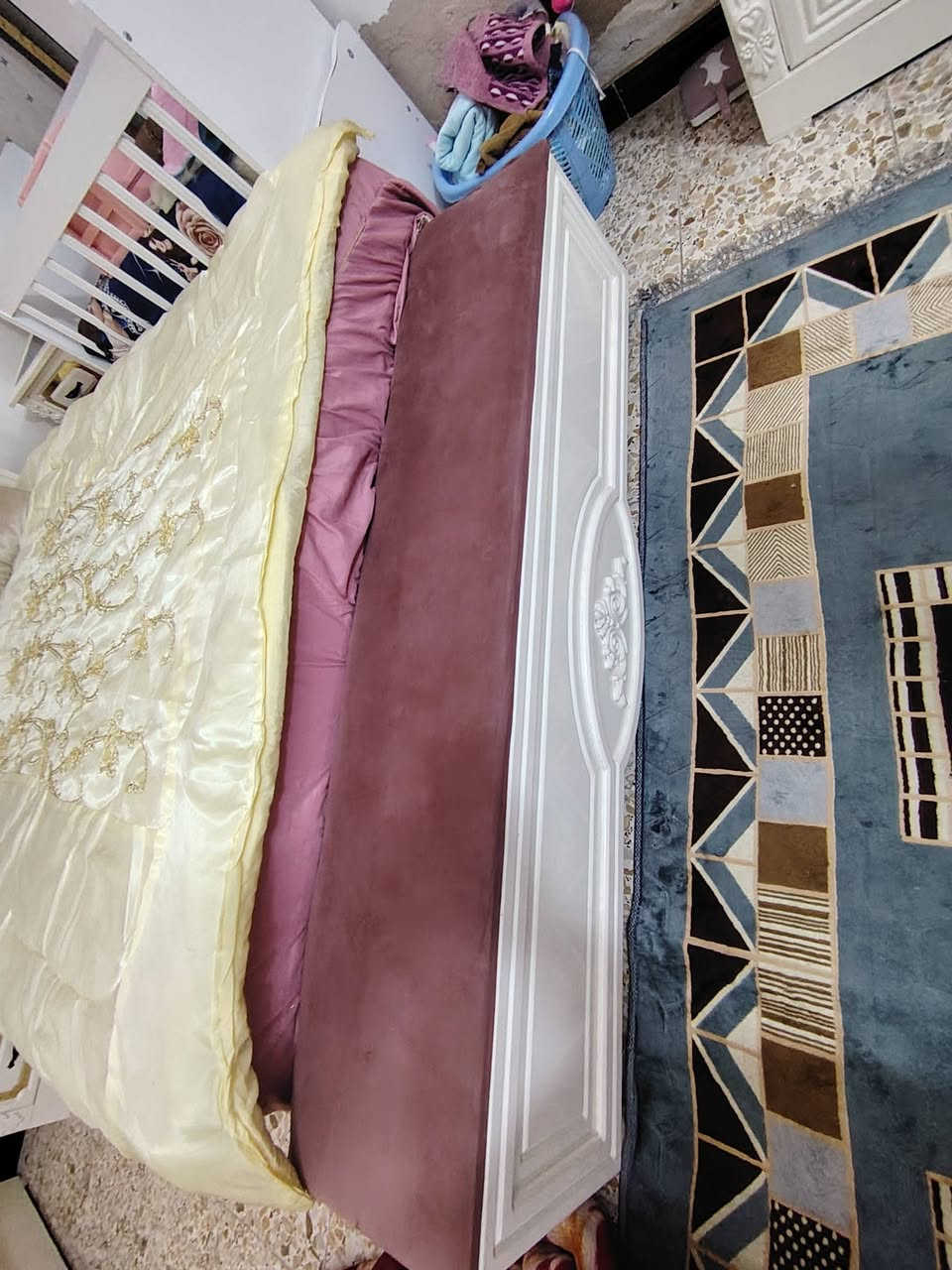 السلام عليكم غرفه نوم جديده نضافتها 100% خشب عراقي تفصال تصميم تركي 9قطع مابيها اي ضرر مكاني بغداد الاصلاح شارع الجزيره السعر مليون ونص وبيها مجال ***********
