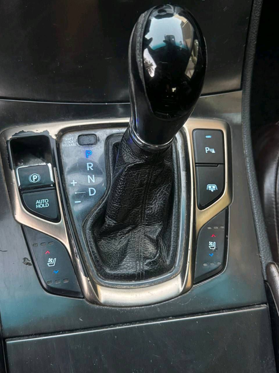 سلام عليكم 
ازيرا 2013 خليجي vip فول مواصفات 1/1 للبيع فقط
مكينه 6 سلندر 3000 
رقم اربيل 
السياره بيهة جم قطعه صبغ وشويه بارد 
المواصفات: 
بنوراما
كشنات جلد 
خزن ميموري 
تدفئه وتبريد كشن 
ومساج للسائق 
مري شفط 
اشاير بالمري
منظومه زنون 
حساسات اماميه وخلفيه 
كاميرا خلفيه 
مدخل  USB + AUX
بصمه تشغيل
تحكم ستيرن 
تحكم اضائه داخليه 
زراكات للماصدات
تخم تاير جديد
منظومه تبريد جديده 
بردات ابواب وبرده خلفيه 
سياره بعد بيهة هواي مواصفات 
جاهزة للاخير من مواصفات وكير وتبريد ثلج بس مكينه مفتوح رقم شمالي اربيل سياره باسمي سياره كلش حلوه ومابيهة نقص اسويلها ادامه بين فتره وفتره 
السعر 127 وبيهة مجال بسيط 
للاستفسار ***********
مكاني بابل الحله