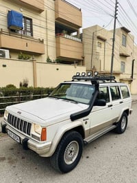 جيب موديل ١٩٩٦ ابيض محرك وكير بلدي  رقم وسنويه جديد. شرط التحويل.  طخم...