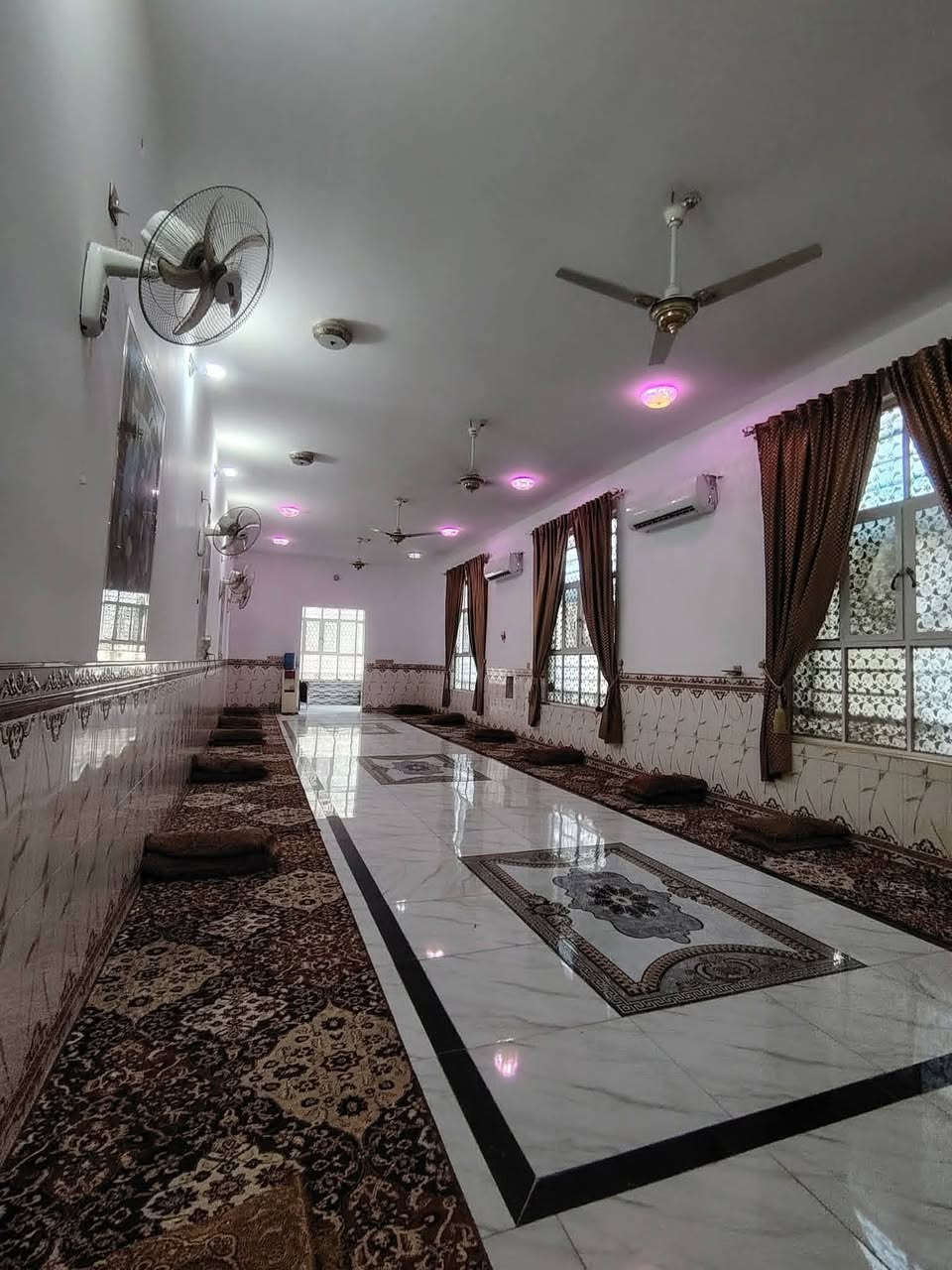 يا الله بيت للبيع مساحه
600 م مساحه البناء 400+ حديقه 200 م

بيت طابقين 5 غرف نوم صالات 2 

مطبخ ستقبال  18 متر  صحيات 
داخل وخارج البيت 

بناء جديد مال جناي طابوق وصب نزالات

#العنوان_النجف الاشرف شارع المطار الصب مقابل قرية الغدير يم مطحنه النجف 
#الستفسار_اكثر يرجا التصال
*********** #واتساب
