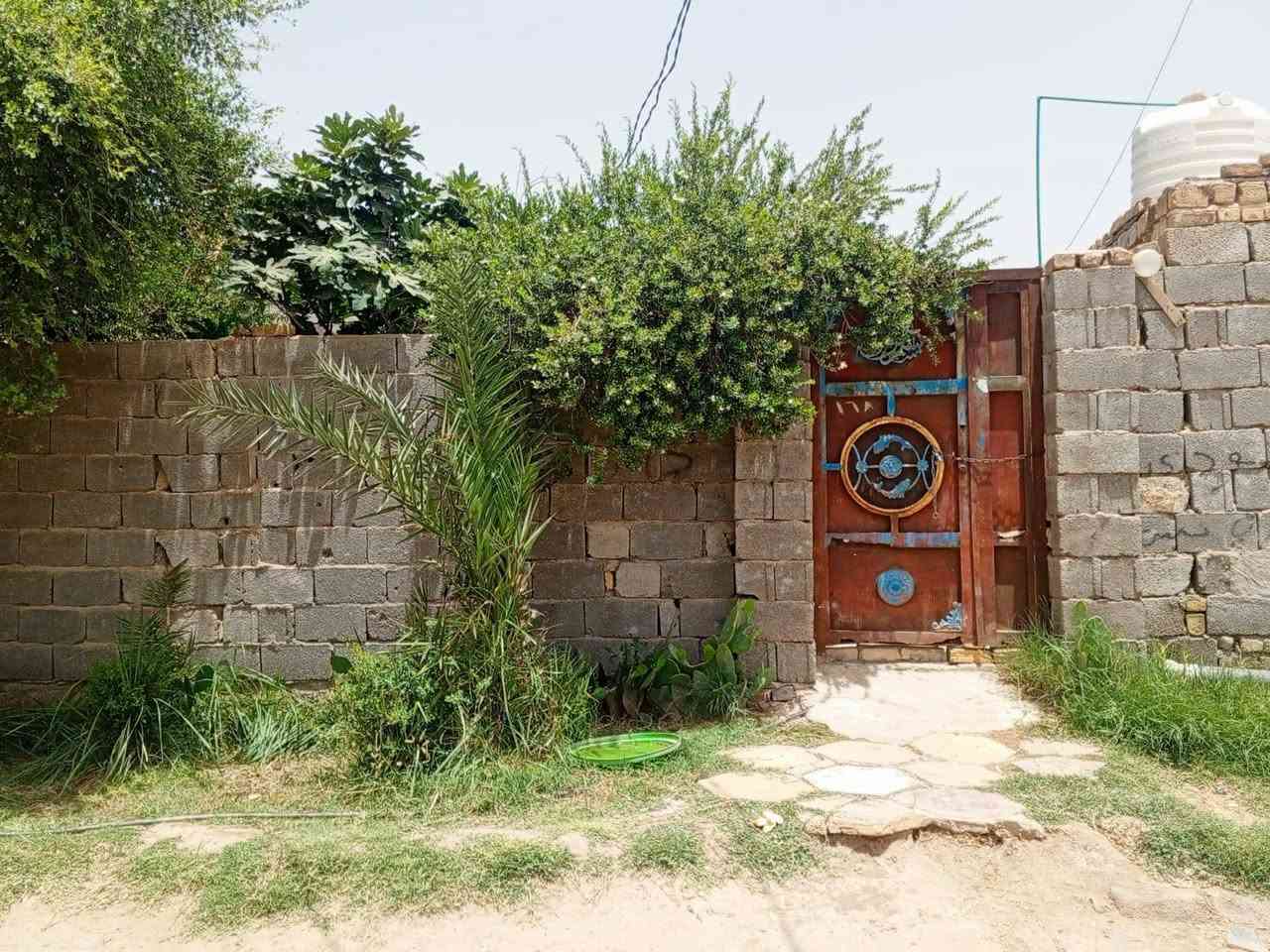 دار للبيع المساحه 200 متر 10 في 20 غرفتين وصاله ومطبخ وديوانيه حاوي العباس ع  قريب عالامام العباس ع *********** واتساب

