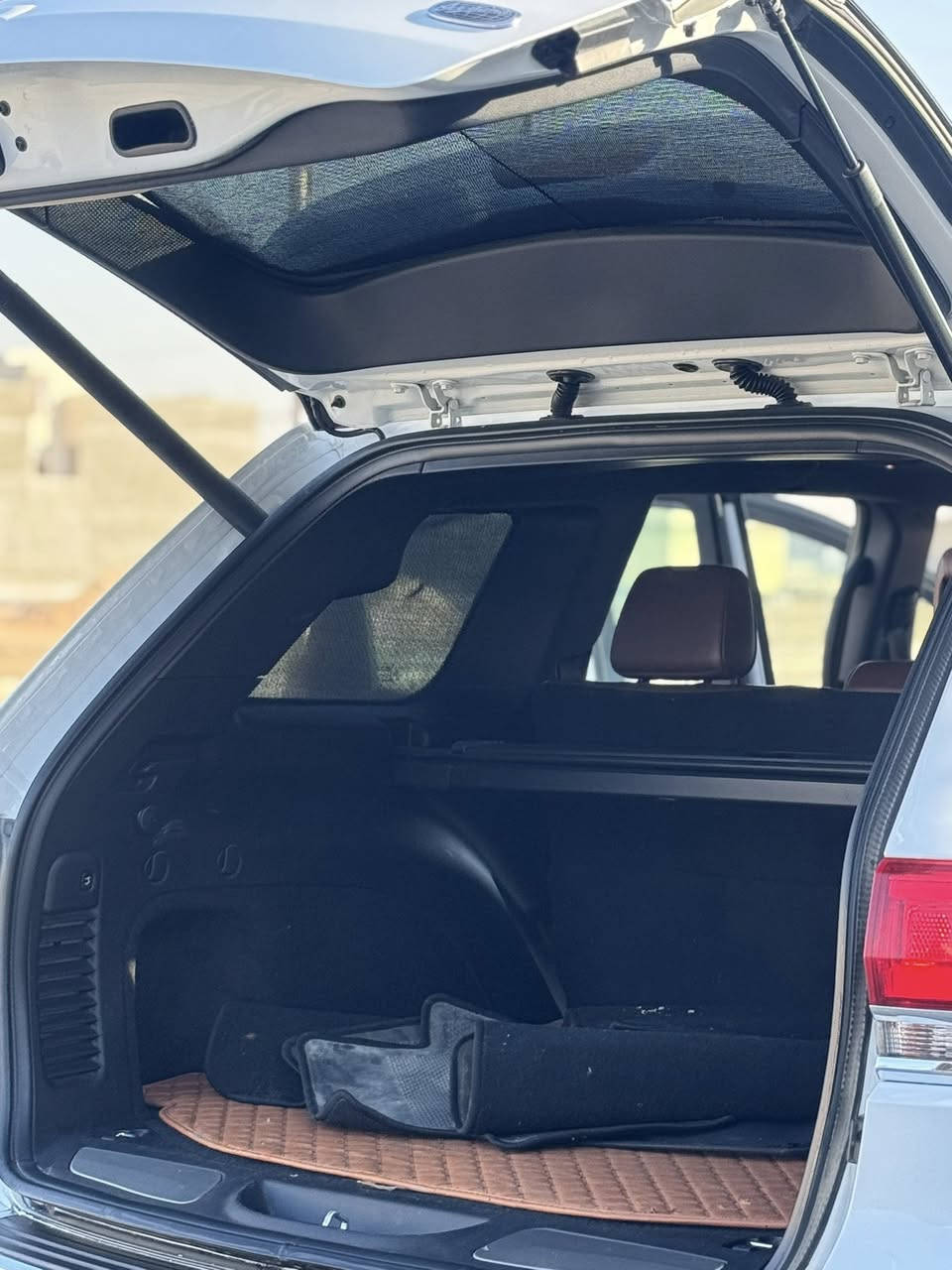 جيب كراند شيروكي اوفرلاند خليجي   2021. فول مواصفات 
محرك V6 سعة 3.6 
ناقل حركة أوتوماتيك 8 سرعات
وضعيات قيادة: Auto – Snow – Sand – Mud _sport
رادار امامي 
مقاعد جلد كاملة لون قرميدي مميز 
مقعد السائق كهرباء مع ذاكرة لوضعيتين 
تبريد وتدفئة للمقاعد الأمامية
تشغيل بصمة + دخول ذكي
تكييف ثنائي المناطق مع فتحات خلفية
سقف بانوراما
كاميرا خلفية عالية الدقة
6 وسائد هوائية
نظام مانع انزلاق + ثبات إلكتروني 
مرايا كهربائية قابلة للطي
تشغيل عن بعد 
ماشية 109 الف كيلو متر فقط مكفوله 
رقم صاحب سيارة 
السعر 370 

***********
