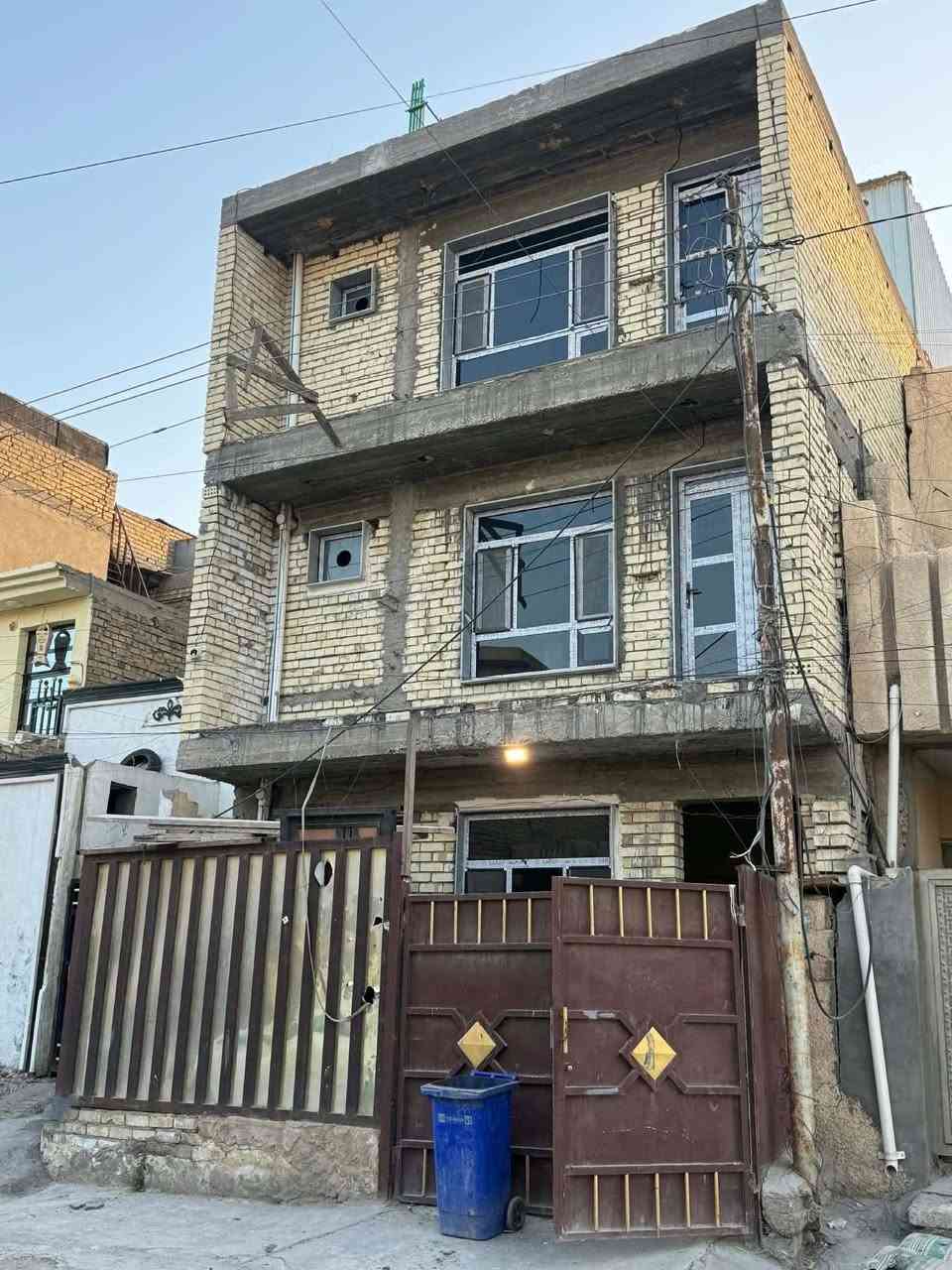 🫆***********
دار للبيع 🏚️في منطقة الري مقابل حي الاعلام والمعالف مساحة 90 متر مربع 3 طوابق🏘️ محلة 63 مقابيل المدارس الجديدة 
الطابق الاول - 🔱
مطبخ وحولي وصالة وغرفة وحمام ✅

الطابق الثاني _ 🔱
3 غرف
2 غرفتين عادية وغرفة بنظام حمام سويت ✅

الطابق الثالث _🔱
2 غرفتين
الغرفتين تحتوي على حمامات بنظام سويت ✅

السطح 🔱 
 مخزن جينكو مساحته 36 متر مربع  مسكف بالكامل ويحتوي على رفوف لغرض تخزين الاغراض ✅

يعني البيت بالكامل يحتوي على 6 غرف نوم و4 حمامات وصالة ومطبخ وحولي

الارضيات والجدران من احسن انواع البورسلين ✅ 
الشبابيك المنيوم تركي وليس حديد ✅
الصحيات بنظام الدفن وليس ظاهري✅
البيبان قاصة حديد ✅
نظام الشبابيك فريمات مرمر وليس حديد✅
السطح مغلف كاشي وليس شتايكر ✅

البيت جاهز للسكن  بي نواقص بسيطة ينباع جاهز 

🌪️🔥🌪️*********** 

 🌪️🔥🌪️***********
