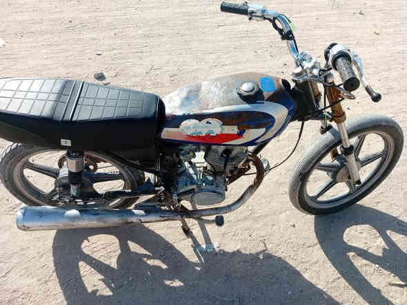 السلام عليكم دراجه للبيع اربعه كير ارشا كلك مكفوله من السرقه والعشاير تاخذها من باب بيتي شغاله وتمشي مبدل كشن كابريتير ودكشن  وعقل وكويل نار هندر وسكان ومجامع كهرباء وشوته كله جديد السعر 175 وبيها مجال قليل مكاني كربلاء حي الحر قرب البانزين خانه مال القادسية ***********
