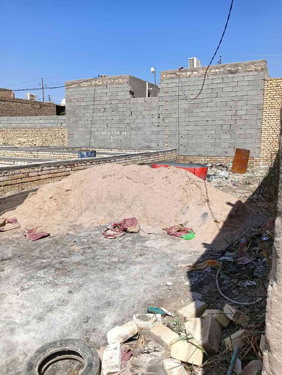 السلام عليكم قطعه بتلو صب كونكريت مكان العكر الشرقي قرب العميد موسى يم المحل ابو الدجاج سعره مناسب اتصل ***********
