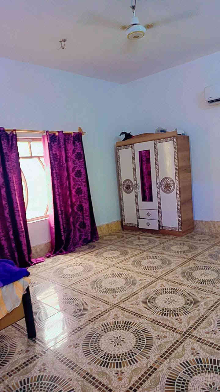 قطعه بمساحة 463 متر سند 25 اقرار محكمه مباشر بأسم المشتري يحتوي ع بيت طابقين بمساحة250 متر يحتوي ع 3غرف نوم مع صاله واستقبال ومطبخ وكراج سياره وحديقه في منطقه الحسينيه الجريه  --كريد--- بسعر 115 قابل للتفاوض للاستفسار ***********
