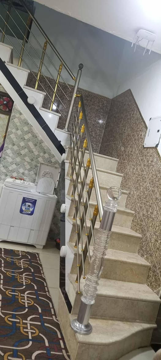 يالله اللهم صل على محمد وال محمد
يوجد بيت في منطقة الخماس مساحة البيت ٣٠٠م البيت يحتوي على غرفتين نوم صاله مطبخ صحيات كراج  وجه البيت يحتوي على محلين وجه شارع 
الاستفسار اكثر الاتصال او مراجعه مكتب عمار احمد  للعقار شارع الخليج مجاور علي الماز
***********
***********

اخوكم حجي علي للعقارت  بيع شراء عرض 
اهلا وسهلا
