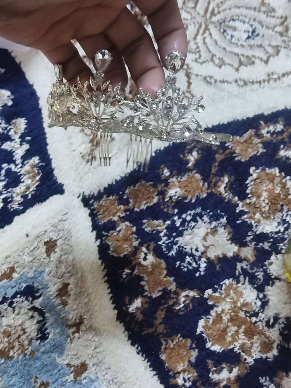 السلام عليكم خواتي جان عندي صالون نسائي عزلتو عندي غراض لبيعه
صبغ شعر عدد 18 سعر القطعه 2000
تاج شعر عدد    3.  سعر المجموع 7000
شعر طويل  عدد 5 سعر المجموع 5000
عدسه عيون عدد 2 سعر المجموع 6000
ريموش دسته كامل  سعر المجموع 5000
صبغ اظافر عدد 1.  سعر المجموع  5000
صبغ حواجب عدد 1  سعر المجموع 2.50
دهن شعر عدد 1.      سعر المجموع 1.50
قداح مال ملفع عدد 9 سعر المجموع 15000
اظافر و لحيم عدد 5.       سعر المجموع 5000
طوقه مال شعر اسود عدد 1 سعر المجموع 1000
مقص مال شعر عدد 1.    سعر المجموع 3.50
رقم تلفون الواتساب ***********
