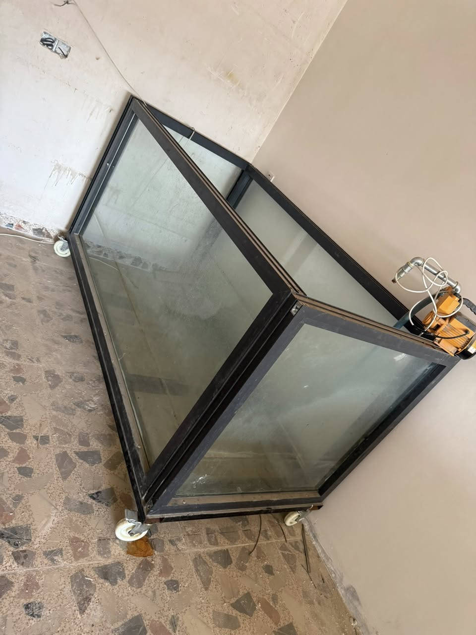 سلام عليكم عندي غراض محل اسماك لشوي للبيع شوايه وأحواض اثنين  ومولده تايگر بعدها جديده مستعمل مره وحده ***********
