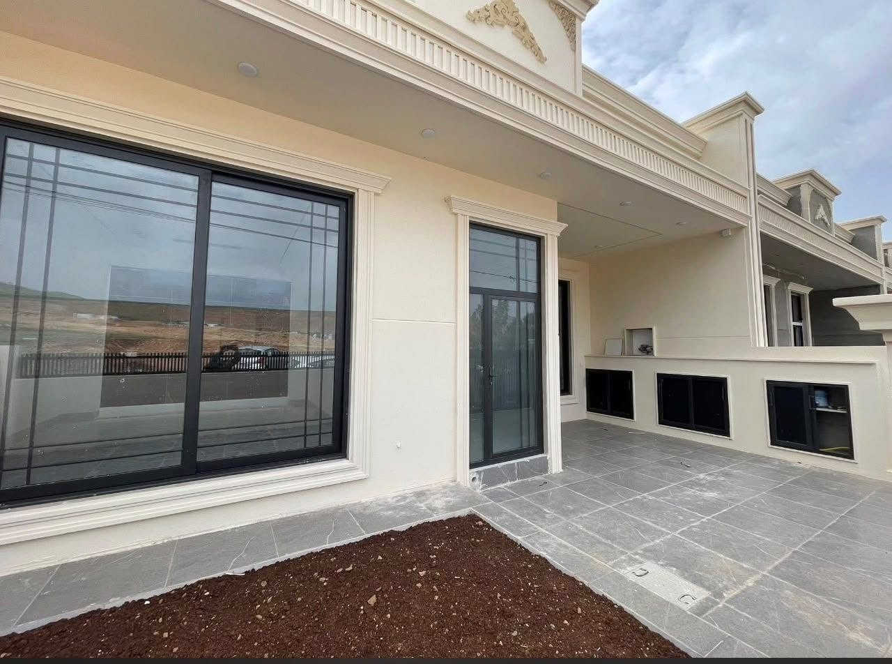 واجهات زجاجية (Structural Glazing): للمباني والشركات والمحلات التجارية بأعلى معايير الأمان.
​كابينات شاور (Shower Cabins): تصاميم مودرن تناسب جميع المساحات مع زجاج سيكوريت مقاوم للصدمات.
​درابزين زجاجي: للسلالم والشرفات يمنحك إطلالة واسعة وفاخرة.
​قواطع زجاجية داخلية (Partitions): لتقسيم المكاتب والغرف بأسلوب ذكي وأنيق.
​مرايا ديكورية: بتصاميم مخصصة وإضاءة مخفية تناسب ذوقك
​📞 لطلب المعاينة والاستفسار:
​رقم الهاتف: [***********]
​واتساب أربيل, العراق
