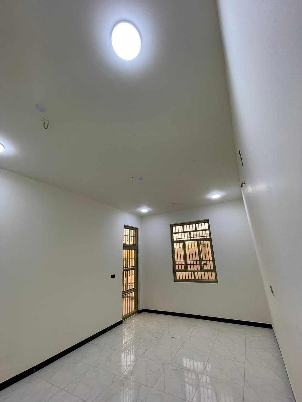 🏡بيت للبيع🏡***********
 سعر مناسب لا يفوتكم ابو البيت مستعجل على بيعه مالته 
200متر متوفر بيع جميع الخدمات ماء كهرباء تبليط ولبيت على شارع نفسه مو فرعي 
غرفتين صاله استقبال مطبخ  مجمع صحيات داخليه او خارجيه حديقه كراج مناور موقعه حلو التنومه الصالحيه قرب مدرسه ريف الزاهر
على شارع 8 متر 
سعر مناسب اتصل او راسلني بيت جديد 🔑
