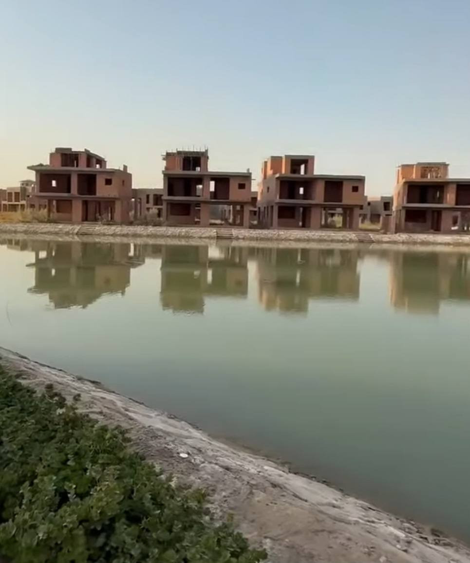 أستثمر أو أسكن مع عائلتك في أول منتجع سكني بأجواء سياحية بخدمات سياحية في قلب بغداد 
متواجدين في مركز  المبيعات داخل المشروع 

لزيارة المشروع 
أحجز موعد لزيارتك على الأرقام التالية: - 
***********
***********
