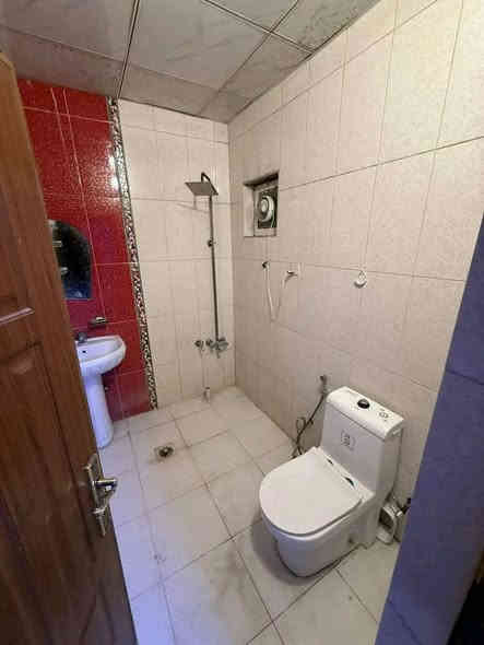 #للايجار في السيديه

بيت 150 م طابقين نضيف جدا 

يحتوي ع 4 غرف نوم وصاله ومطبخ وخدمات عدد 2 وهول داخلي وكراج 

مجهز بكاونتر 

الموقع الضباط خلف الشارع التجاري

***********
