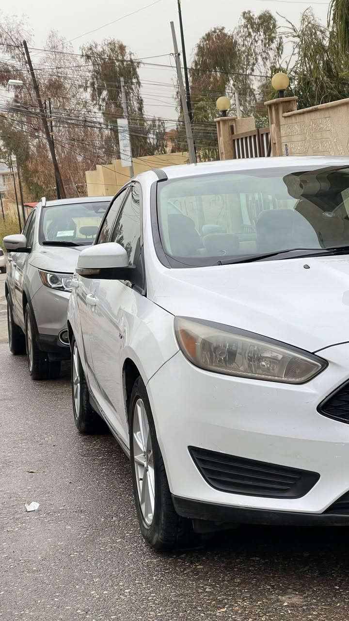 فورد فوكس
موديل 2017 
ضررها شبر من باب السكن  
لون مميز ابيض ثلجي
ماشيه 183 قابل للزيادة
كير ومحرك شرط 
هزة وسنوية جاهزة 
مواصفات سيارة 
محرك 2000 دوش مرغوب 
كير توماتيك 
تبريد ثلج
تحكمات ستيرن 
تثبيت سرعة 
شاشة +كامره
وباقي مواصفات معروفة 
السعر ب98 وبيها مجال بسيط
للاستفسار اتصل على رقم ***********
