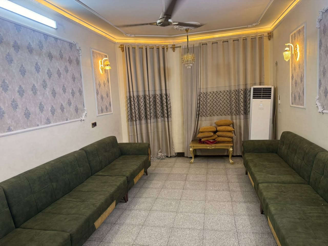 السلام عليكم
بيت للبيع المساحة ١٥٠ متر 

طابقين ونصف يحتوي ٦ غرف نوم واستقبال وصالة 

وحمام خارجي و٣ حمامات داخلي كامل خدمات 

العنوان البلديات حي الصحفيين خلف افران قلعة لبنان قرب مركز شرطة العبيدي 

***********
