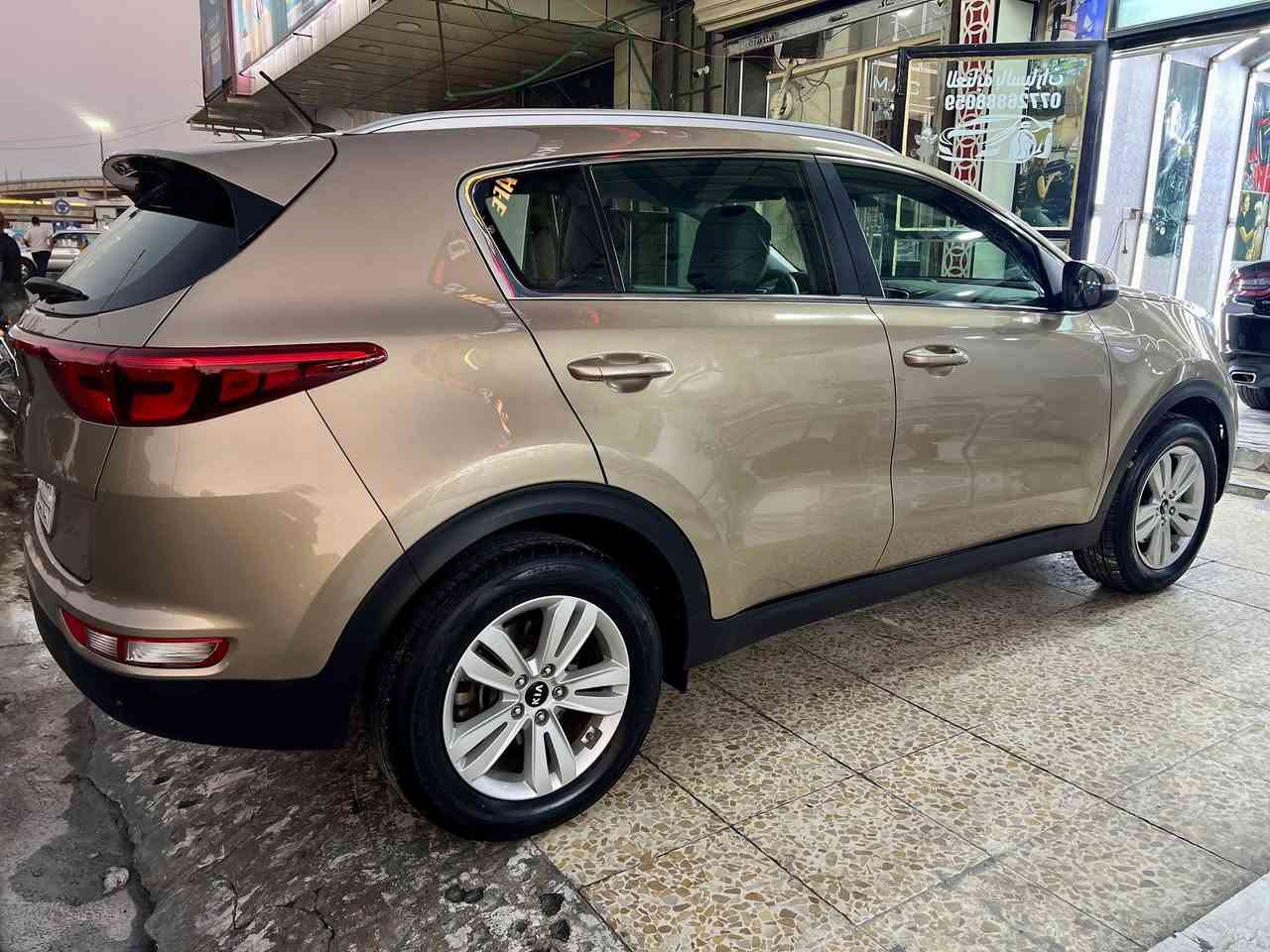 سلام عليكم جميعا 
سبورتنج خليجي موديل 2019 
المواصفات
—————-
محرك 2000 دوش المرغوب
ثلاثة انضمه قياده
ماشية 110 الف كم
رقم واسط مشروع وطني تحويل مباشر
تخم تاير 
شاشة كار بلي مع كامره خلفية 
بية طخه بسيطة بين الباب الخلفي والجامع جهه السائق بدون دواخل ومصلحه والسونار موجود مع الصور عدى ذلك السياره كفاله وبالنسبه للسعر عارضه 180 وبيه مجال وممكن أمراوس حسب القناعه الاتصال
على الرقم *********** ابو عبد الله
