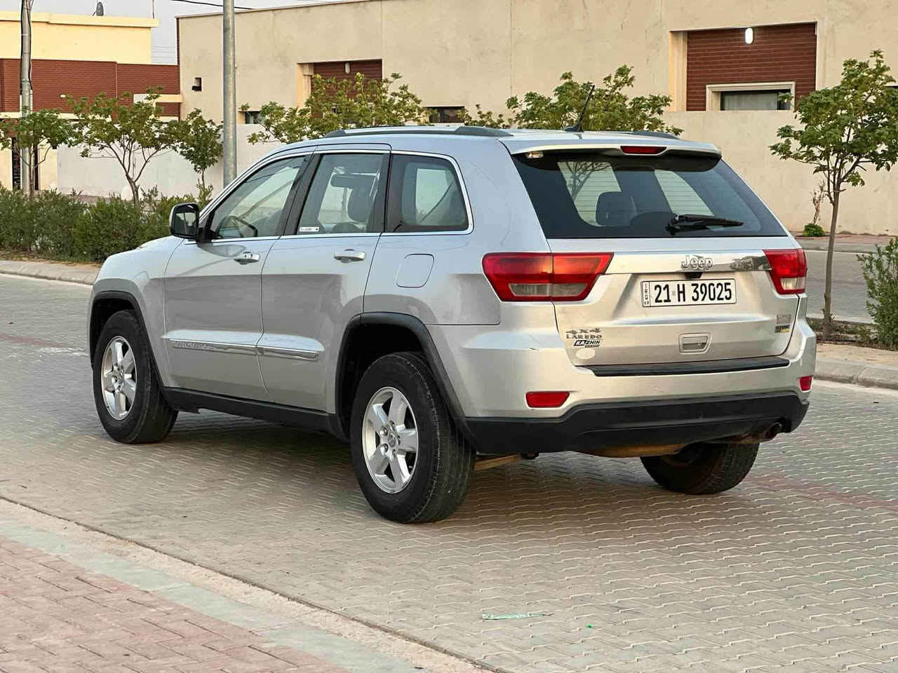 جيب لاريدو 2012 كندي لمتد فول بصمة تشغيل عن بعد سلايت 4x4 كشنات جلد كشنات كهربائي شاشة كامرة بردة خلفي حساس تحكمات مانع انزلاق تحديد سرعة ماشية ١٠٠ ميل سنوية ورقم سليمانية و باسمي بيه ٣ قطع و نص فقط كلير بدون ضرر بدون معجون بدون ايرباك سيارة جاهزة محرك و كير و تبريد و كهربائيات و صدر كل شرط سعر ١٣٨$ بيه مجال *********** خناقين, ديالى
