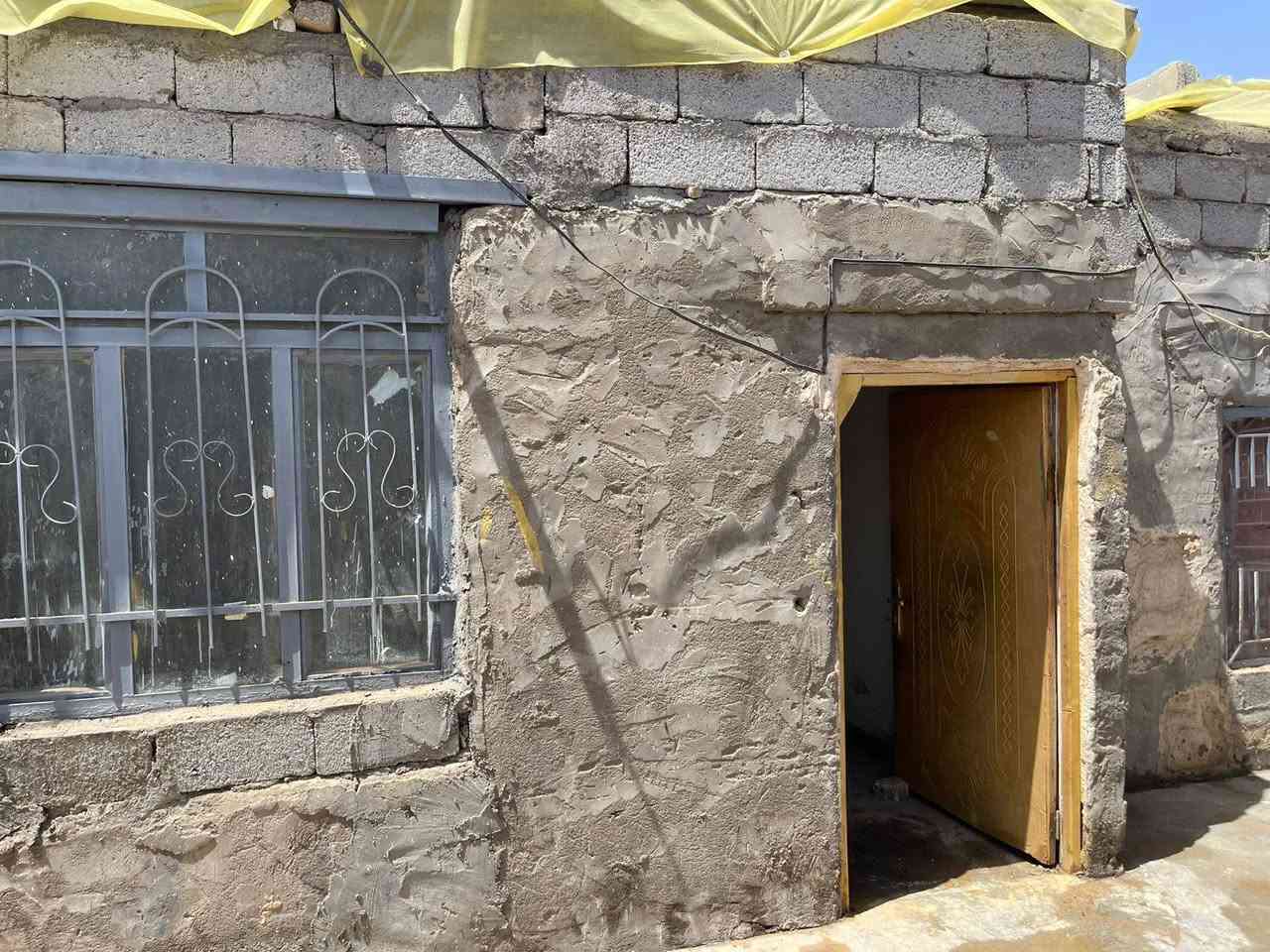 من رخصه الادمن بيت تجاوز للبيع ركن على شارعين بالامن الداخلي المساحه 140 غرف عدد2 استقبال ومطبخ وصحيات السكقف سندويش كامل الخدمات  السعر سبعه ونص وبي اشويه مجال ‏‪***********‬‏ مكلفه بالنشر مكلفه بالنشر يعني مو صاحبت البيت موجود صاحب البيت رقمه موجود
