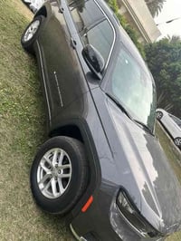 جيب كراند شيروكي لاريدو 2023  7 راكب  ماشيه 13 الف فقط  السيارة كلين ت...