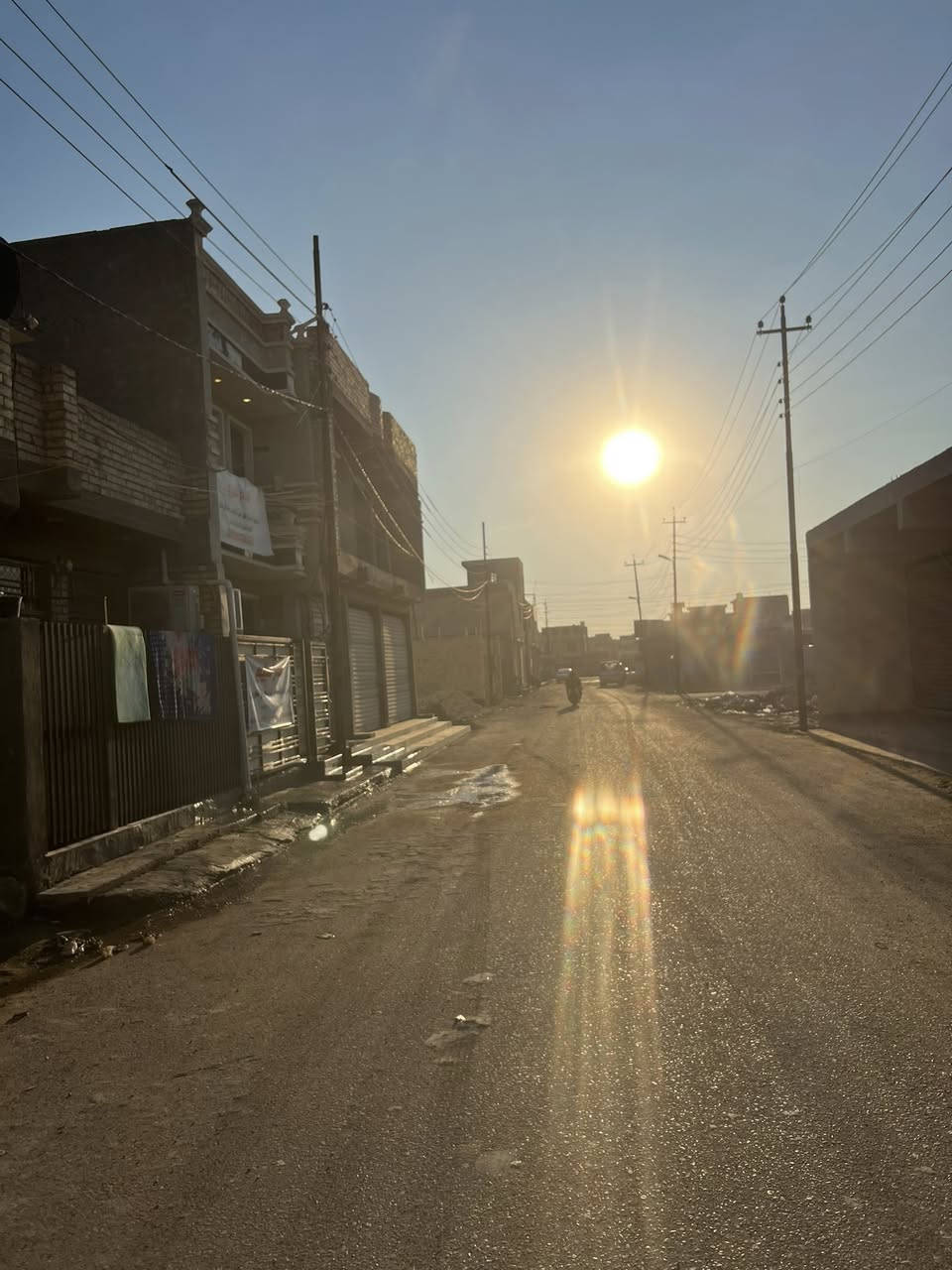 العقار للبيع
مساحة ٥٠ متر تجاري واجهة ٥ نزال ١٠ مطل على شارعين بنصف المثلث 
غرفتين بالطابق الثاني
صالة وخدمات بالطابق الاول
مدخلين للبيت

للاستفسار ***********
