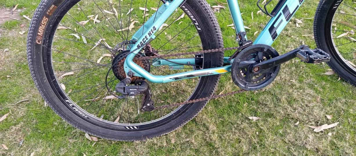 السلام عليكم
بايسكل جبلي للبيع

بلد المنشأ إيطاليا 🇮🇹 

بريكات دهن ماركه LOGON

دبل لامامي هايدروليك ماركه FLASH

لشه المنيوم سمك 3 ملم

الوياله المنيوم 

فجوج البريكات المنيوم 

ناقل الحركة كله شيمانو اليابانية

يجي المكينه الاماميه 3سرعات والخلفيه 7سرعات 

الوياله الامامي والخلفي يجي كمبليونه

سبب البيع عندي غيره وداستخدمه مو بحاجته

وياله حجم 28 

والتايرات نويعه كومبس غير قابل للتزحلق

للتواصل *********** يوجد واتس اب

السعر 200الف قابل للتفاوض

مكاني بغداد المراده
