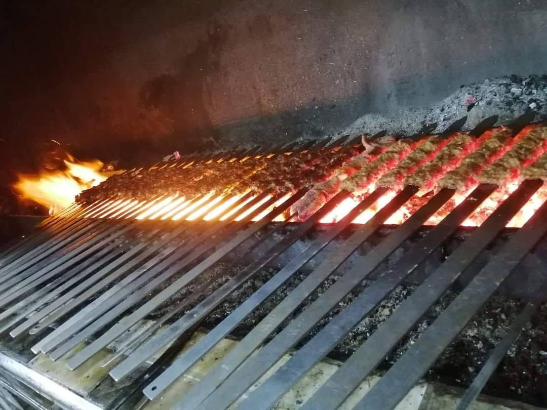 كيلو ٢٠شيش ١٠٠٠٠عشره كباب دجاج
٨٠٠٠ لف دجاجه شوي ذبح مع رجلينها 
٢٠شيش ١٢٠٠٠ كباب لحم 
طرشي والخضره الطماطه
الشوي مجانا *********** آسيا 
*********** أثير 
جمعه مباركة٣ /٧ /٢٠٢٦
