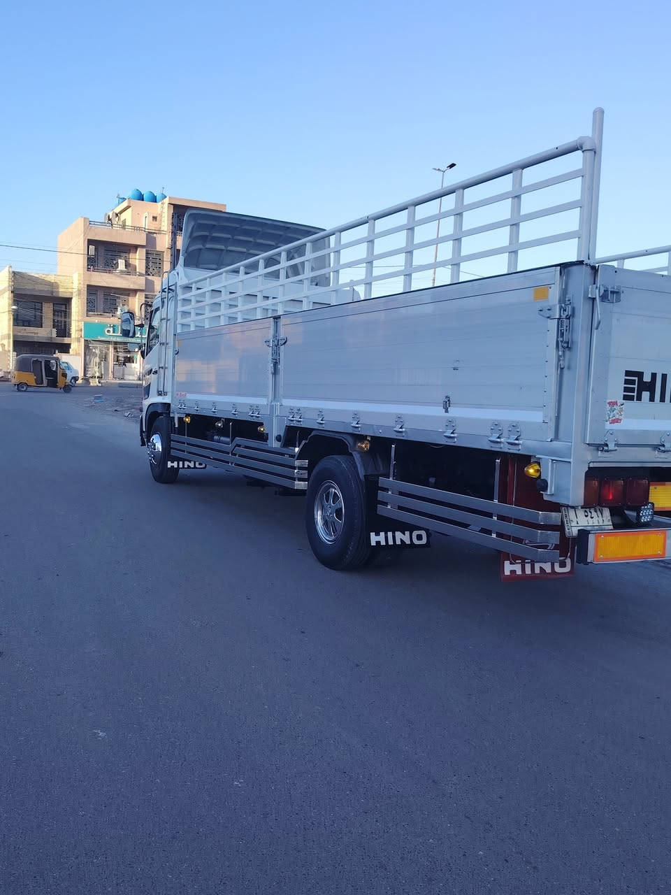 السلام عليكم
هينو شيطان طول ٦وربع بلادي موديل ٢٠٠٣ اصلي شاصي مامصبوغ ٦سلندر 80 عادي فاكيوم البدي ٨٠ قطعتين  قواطع جنل محجر بوري تخم تاير جديد سبايدرات جدد دوشمه ودشبول اسود  كاسحه عاليه السنويه   شهر ٥   ٢٠٢٨ الاتصال على *********** مكان السياره بغداد
