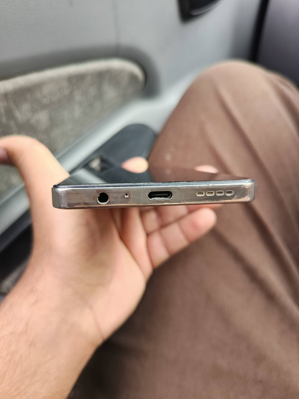 أنفنكس نوت30 برو للبيع بدون ملحقات ذاكرة 256 عشوائيه 8 جهاز كلش نظيف بس بي هذا الكسر الي بالظهر ومامصلحه سعره 125 وبي مجال قليل للتواصل ***********
